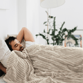Model pod kołdrą obciążeniową Premium HuggyMoon z poszewką Minky w pasy ecru