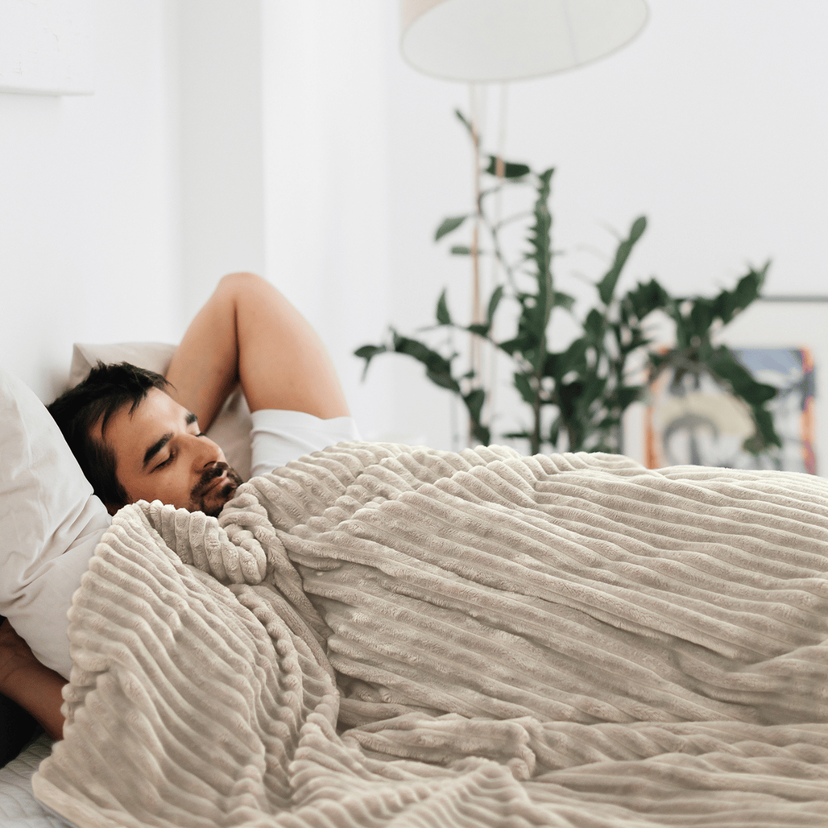 Model pod kołdrą obciążeniową Premium HuggyMoon z poszewką Minky w pasy ecru