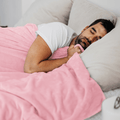 Model pod kołdrą obciążeniową Premium HuggyMoon z różową poszewką Minky