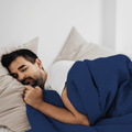 Model pod kołdrą obciążeniową Premium HuggyMoon z granatową pikowaną poszewką Velve