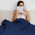 Modelka pod kołdrą obciążeniową Premium HuggyMoon z granatową poszewką Velvet – widok od przodu