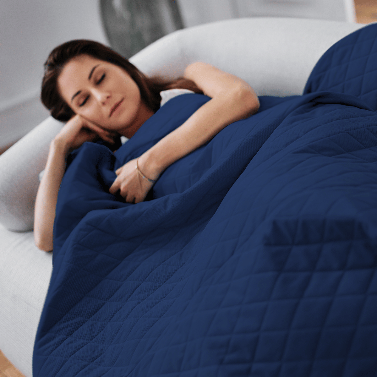 Modelka pod kołdrą obciążeniową Premium HuggyMoon z granatową pikowaną poszewką Velvet