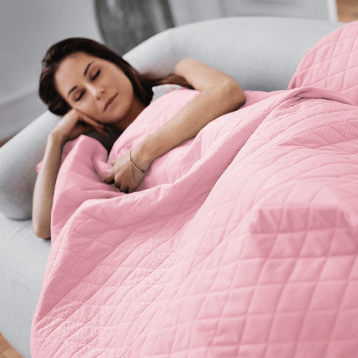 Modelka pod kołdrą obciążeniową Premium HuggyMoon z różową pikowaną poszewką Velvet