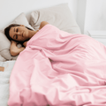 Modelka pod kołdrą obciążeniową Premium HuggyMoon z różową poszewką Velvet – widok z boku