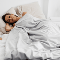 Modelka pod kołdrą obciążeniową Premium HuggyMoon z szarą poszewką Velvet – widok z boku